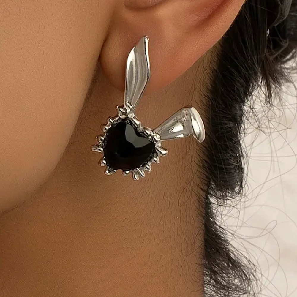 👯‍♀️ 14K Gold Heart Shaped Bunny Ears Dangle Earrings